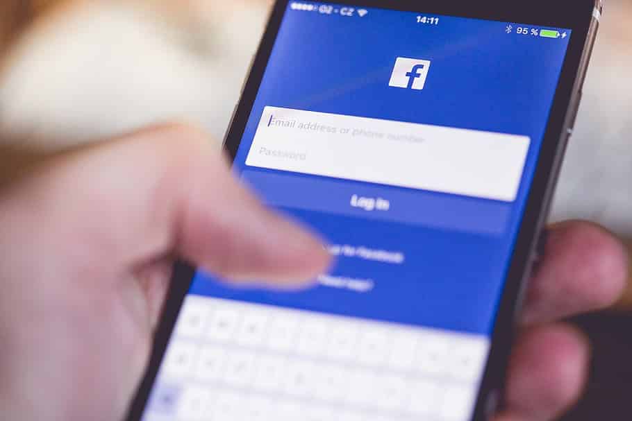 Logarse con Facebook. el peligro de los servicios gratuitos en internet